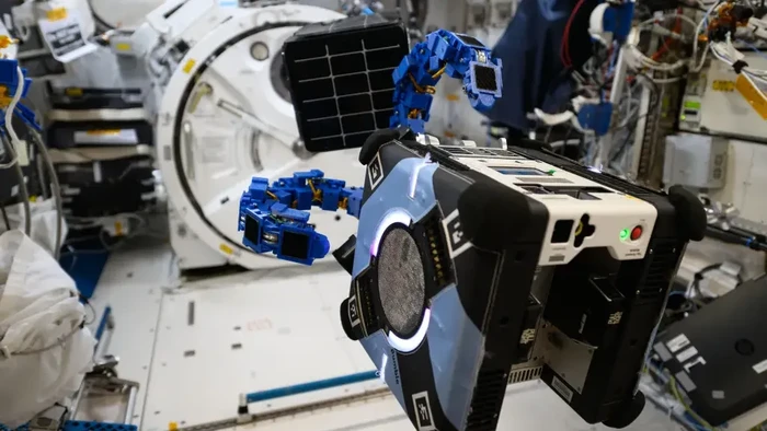 Robot pembersih sampah luar angkasa