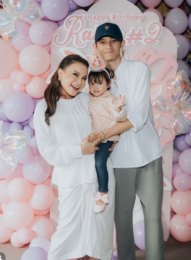 Rossa menggelar pesta untuk putri angkatnya yang baru saja berulang tahun ke-2. Acara digelar meriah dengan dekorasi bernuansa pink dan ungu. Kue ulang tahunnya bertema serial animasi anak, Bing. Foto: Instagram/@itsrossa910