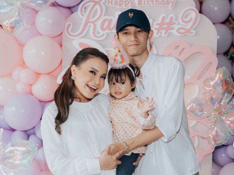 7 Potret Rossa Rayakan Ultah ke-2 Raina, Simpel Berbusana Putih