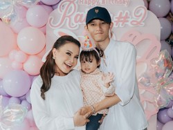 7 Potret Rossa Rayakan Ultah ke-2 Raina, Simpel Berbusana Putih
