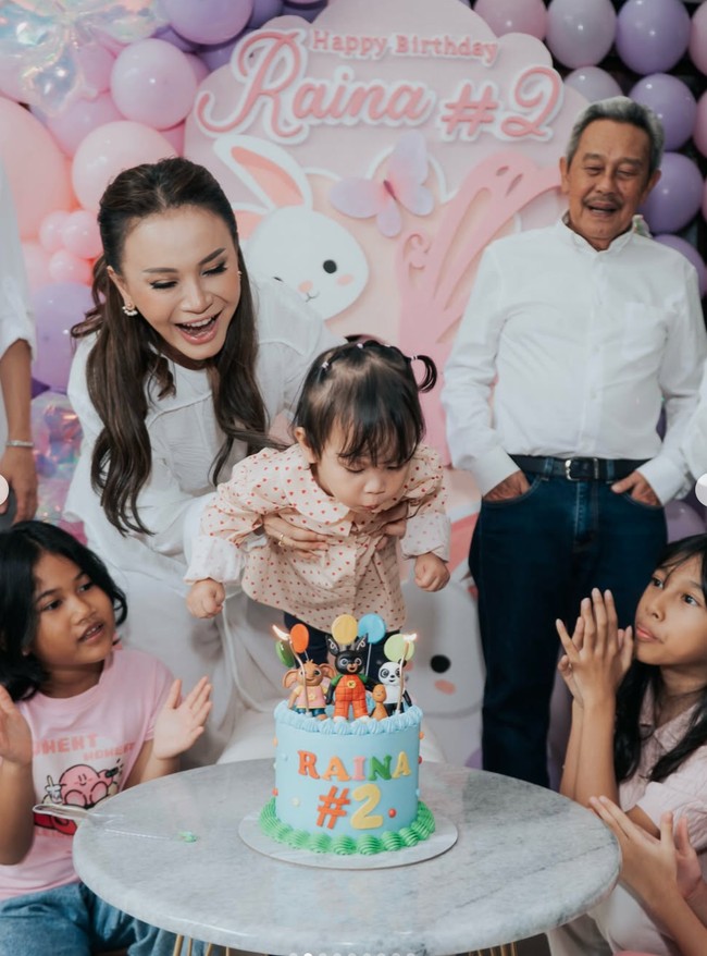 Kompak, terlihat Roa yang berpose bersama Raina dan putra pertamanya yang sudah remaja, Rizky Langit Ramadhan. Rossa dan Rizky memilih tampil senada dengan busana berwarna putih. Foto: Instagram/@itsrossa910