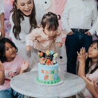 Kompak, terlihat Roa yang berpose bersama Raina dan putra pertamanya yang sudah remaja, Rizky Langit Ramadhan. Rossa dan Rizky memilih tampil senada dengan busana berwarna putih. Foto: Instagram/@itsrossa910