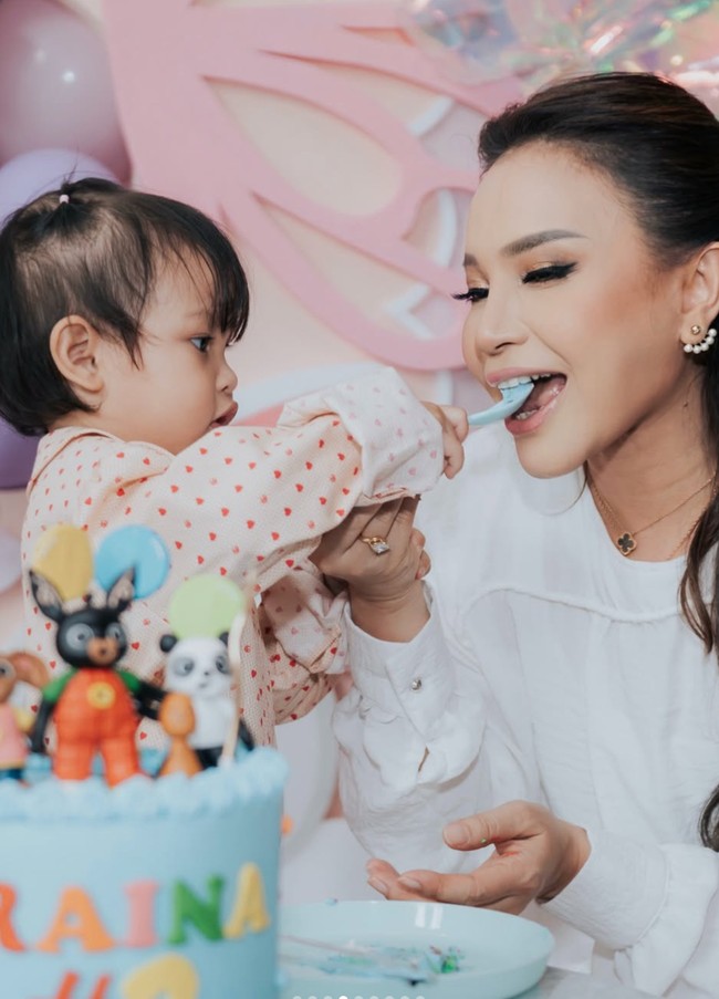 Mempercantik wajahnya, Rossa merias wajahnya dengan riasan natural glam yang soft. Bagian matanya tampak hidup dengan bulu mata palsu yang panjang, serta eyeshadow gold dan  hitam. Eyeliner juga ditambahkan untuk membuat matanya terlihat semakin besar. Foto: Instagram/@itsrossa910