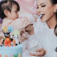 Mempercantik wajahnya, Rossa merias wajahnya dengan riasan natural glam yang soft. Bagian matanya tampak hidup dengan bulu mata palsu yang panjang, serta eyeshadow gold dan  hitam. Eyeliner juga ditambahkan untuk membuat matanya terlihat semakin besar. Foto: Instagram/@itsrossa910