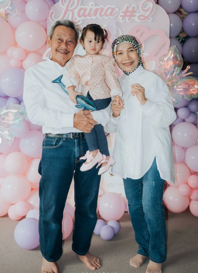 Kedua orangtua Rossa juga turut hadir. Keduanya kompak kenakan kemeja putih dipadukan dengan celana panjang jeans. Foto: Instagram/@itsrossa910