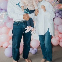 Kedua orangtua Rossa juga turut hadir. Keduanya kompak kenakan kemeja putih dipadukan dengan celana panjang jeans. Foto: Instagram/@itsrossa910