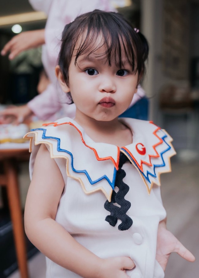 Raina sendiri diketahui merupakan anak angkat Rossa. Raina baru diperkenalkan Rossa ke publik saat usianya 2 tahun. Di akun Instagram, Rossa memamerkan foto-fotonya bersama Raina dan menyebut Raina sebagai anak kedua sekaligus adik Rizky. Foto: Instagram/@itsrossa910