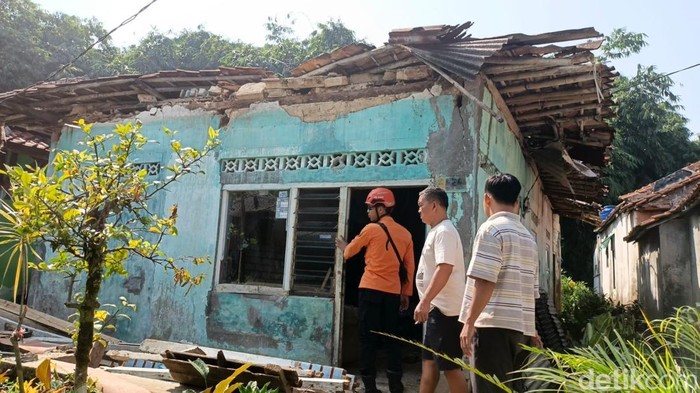 Rumah warga di Desa Cihideung Ilir, Kecamatan Ciampea, Bogor, Jawa Barat, rusak diterjang angin kencang. (dok. Istimewa)