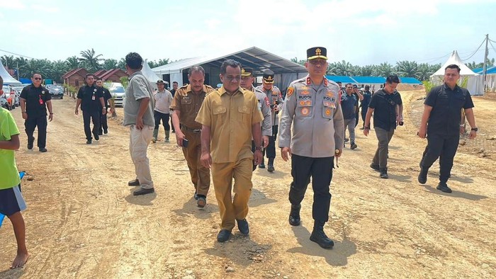 Kapolda Aceh Irjen Ruddi Setiawan saat mengecek huntap presisi di Aceh Tamiang