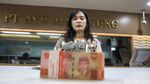 Rupiah Masih Tertekan, Dolar AS Betah di Level Rp18.000