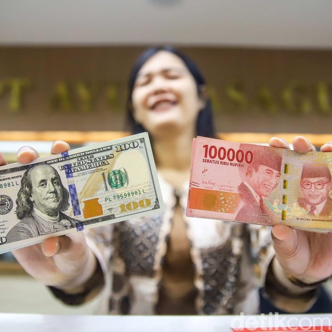 Rupiah Masih Tertekan, Dolar AS Betah di Level Rp18.000