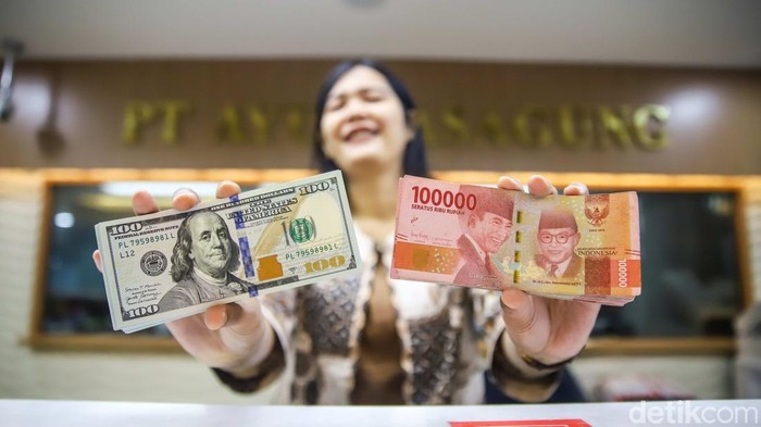 Seorang pegawai memperlihatkan mata uang Dolar Amerika Serikat (AS) dan Rupiah di money changer PT Ayu Masagung, Jakarta, Jumat (10/7/2026). Nilai tukar Dolar AS yang masih bertahan di kisaran Rp18.000 per dolar menjadi cerminan bahwa mata uang Negeri Paman Sam masih menunjukkan dominasinya terhadap rupiah.