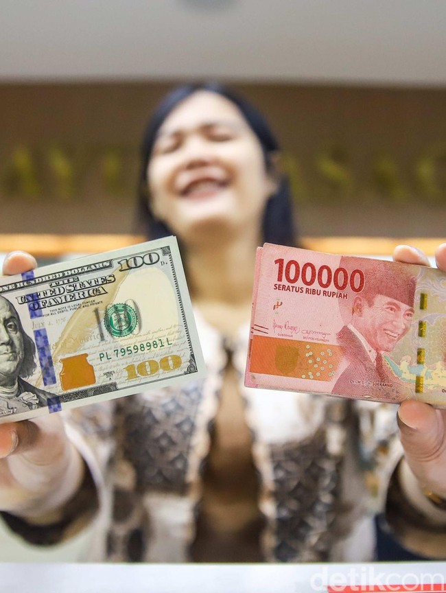 Rupiah Masih Tertekan, Dolar AS Betah di Level Rp18.000