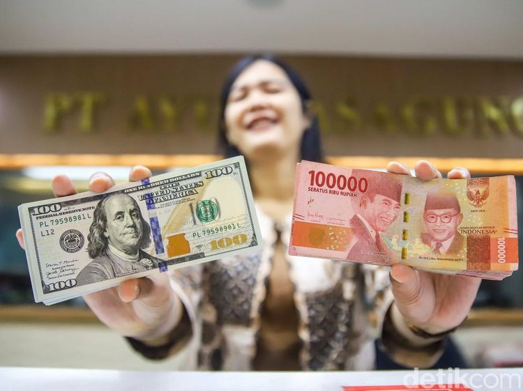 Rupiah Masih Tertekan, Dolar AS Betah di Level Rp18.000