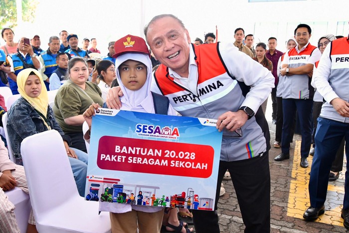 Sambut Tahun Ajaran Baru, Pertamina Salurkan Ribuan Seragam Sekolah