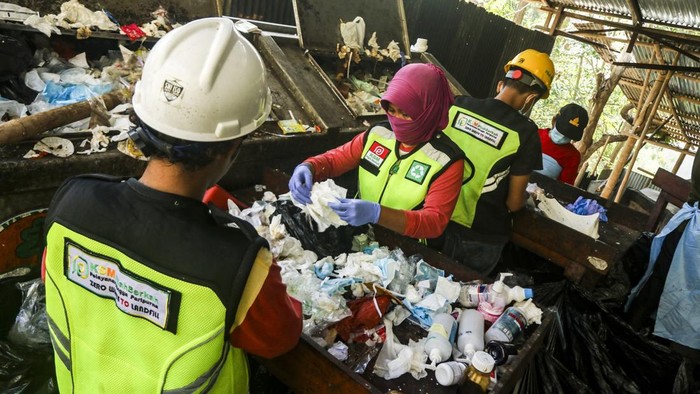 Pekerja membuka katup (valve) mesin pirolisis di KSM Pilah Berkah, Imogiri, Bantul, DI Yogyakarta, Kamis (9/7/2026). Pemerintah Kabupaten Bantul, BRIN, dan Pertamina Foundation berkolaborasi mengembangkan mesin pirolisis yang mampu mengolah sekitar 50 kilogram sampah plastik menjadi 48 liter BBM alternatif jenis solar (Petasol) setiap hari di KSM Pilah Berkah. ANTARA FOTO/Rahid Putra Laksana/agr/tom.