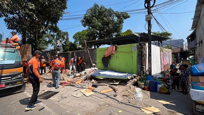Satpol PP bongkar bangunan di atas drainase dan trotoar di Sukaraja Bogor (dok istimewa)