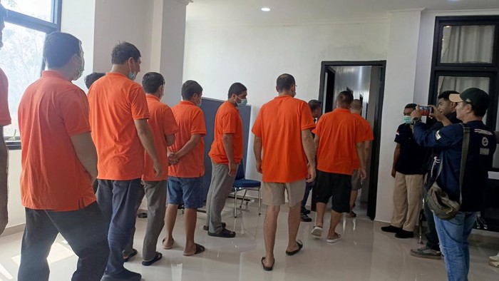 Sebanyak 16 WN Uzbekistan diamankan di Kantor Imigrasi Kelas I TPI Kupang. Mereka sebelumnya terdampar di Pantai Kampung Air Panas, Desa Bandar, Kecamatan Pantar, Alor, NTT. (Simon Selly/detikBali)
