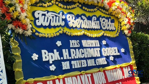 Sejumlah Karangan bunga terpasang di Rumah Rachmat Gobel di kawasan Jalan Soepomo, Jakarta, Jumat (10/7/2026). (CNBC Indonesia/Elga Nurmutia)