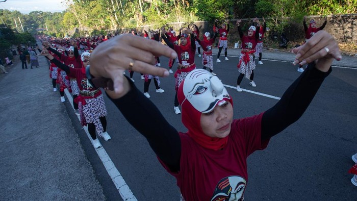 Sejumlah peserta menarikan tarian senam kreasi 