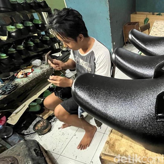 Perajin Sepatu di Mojokerto Kebanjiran Order Jelang Tahun Ajaran Baru