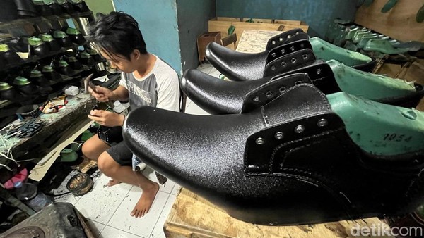 Perajin Sepatu di Mojokerto Kebanjiran Order Jelang Tahun Ajaran Baru
