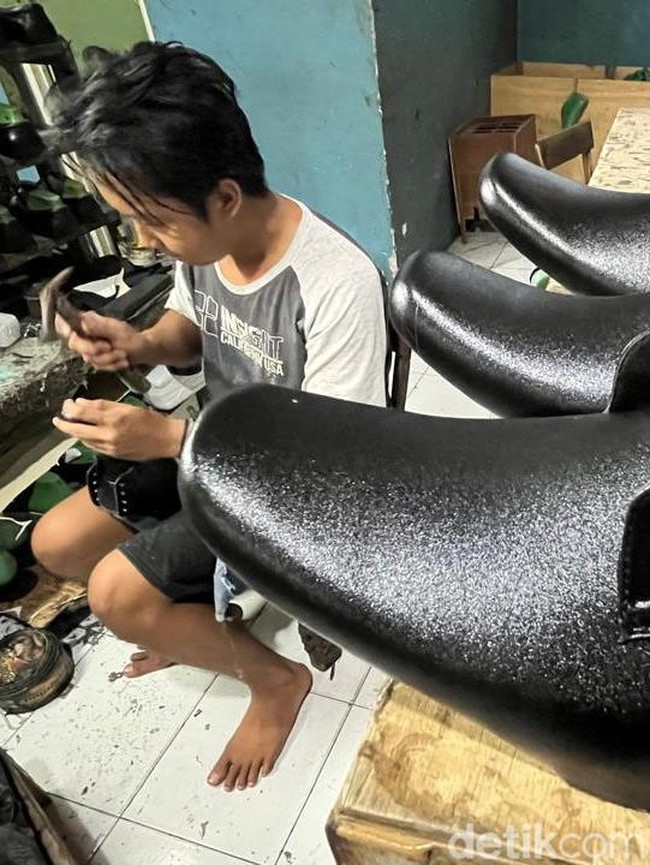 Perajin Sepatu di Mojokerto Kebanjiran Order Jelang Tahun Ajaran Baru