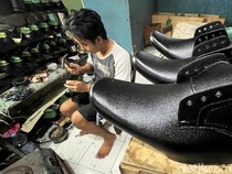 Perajin Sepatu di Mojokerto Kebanjiran Order Jelang Tahun Ajaran Baru