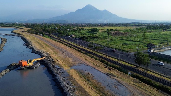 Foto udara alat berat dioperasikan untuk pengerjaan peninggian dan penguatan tanggul penahan lumpur lapindo di titik 10D, Siring, Porong, Sidoarjo, Jawa Timur, Jumat (10/7/2026). Peninggian dan penguatan tersebut untuk memperkuat struktur dinding penahan tanggul Porong yang mengalami rembesan akibat dari penurunan permukaan tanah serta tekanan material lumpur di kolam penampungan. ANTARA FOTO/Umarul Faruq