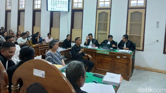 Sidang lanjutan korupsi pengadaan Smartboard Kabupaten Langkat di  PN Medan, Jumat (10/7/2026) malam