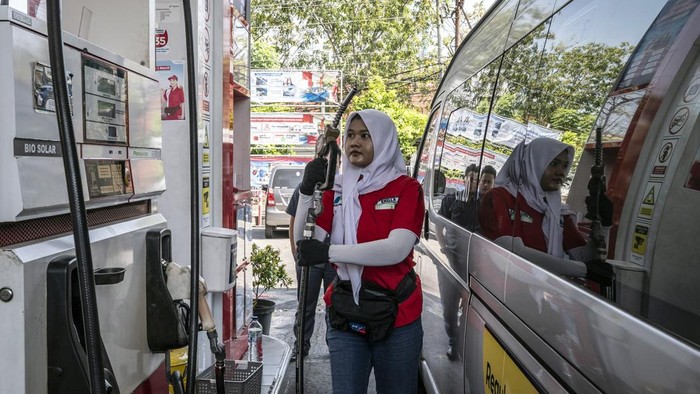 Petugas SPBU melayani pengisian bahan bakar minyak (BBM) Biosolar B50 ke truk angkut barang di SPBU Pertamina Ahmad Yani, Semarang, Jawa Tengah, Jumat (10/7/2026). Sejumlah kendaraan operasional industri di wilayah Semarang mulai menggunakan Biosolar B50 seiring implementasi program B50 yang mewajibkan pencampuran biodiesel sebesar 50 persen ke dalam bahan bakar minyak (BBM) jenis solar guna mengurangi ketergantungan terhadap impor BBM, meningkatkan nilai tambah sumber daya alam nasional, serta memperkuat ketahanan ekonomi dan energi, dengan wilayah Jawa Bagian Tengah berdasarkan data Kementerian ESDM tercatat sebagai daerah dengan penyaluran B50 tertinggi kedua secara nasional karena seluruh enam terminal BBM telah memfasilitasi distribusi B50 ke 860 dari 904 SPBU. 
ANTARA FOTO/Aprillio Akbar/nz