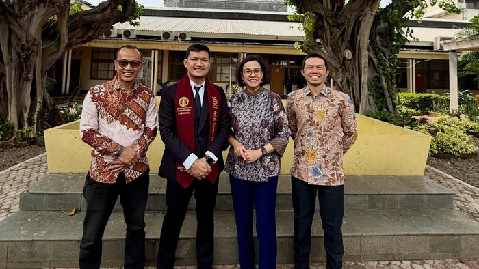 Sri Mulyani usai jadi penguji tesis  Zelani Nurfalah mahasiswa Magister Perencanaan dan Kebijakan Publik (MPKP) - Universitas Indonesia. Zelani menjadi lulusan terbaik suma cum laude dengan IPK 4.