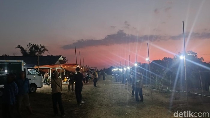 Suasaan di Blok Pasir Torok, Desa Cikawung, Kecamatan Terisi, Kabupaten Indramayu tampak diterangi lampu