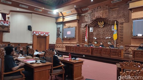 Suasana rapat paripurna DPRD Denpasar, Jumat (10/7/2026).