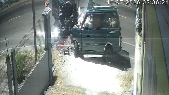 Rekaman CCTV tabrakan Fortuner vs Panther di Balen, Bojonegoro