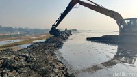 Proses penutupan kebocoran menggunakan alat berat masih terus dilakukan guna memastikan tanggul kembali aman dan mencegah meluasnya aliran lumpur.