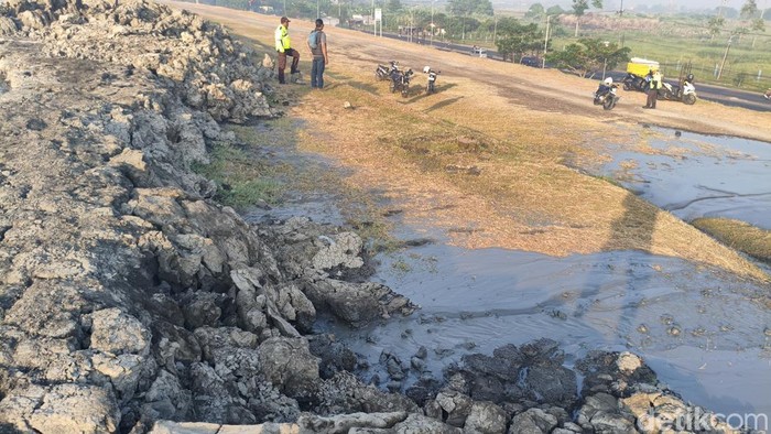 Tanggul penahan lumpur Lapindo di titik 70 di Kelurahan Siring bocor.