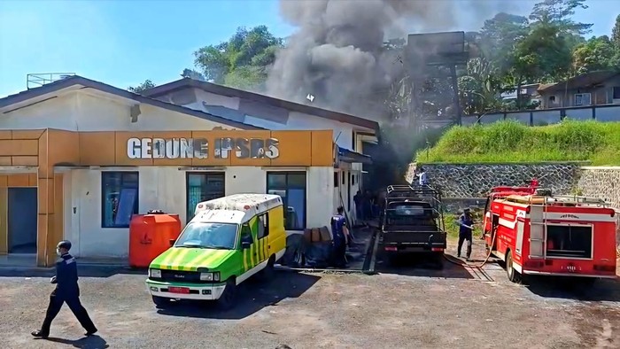 Tangkapan layar video yang memperlihatkan kepulan asap tebal di kawasan RSUD Sekarwangi, Cibadak, Kabupaten Sukabumi
