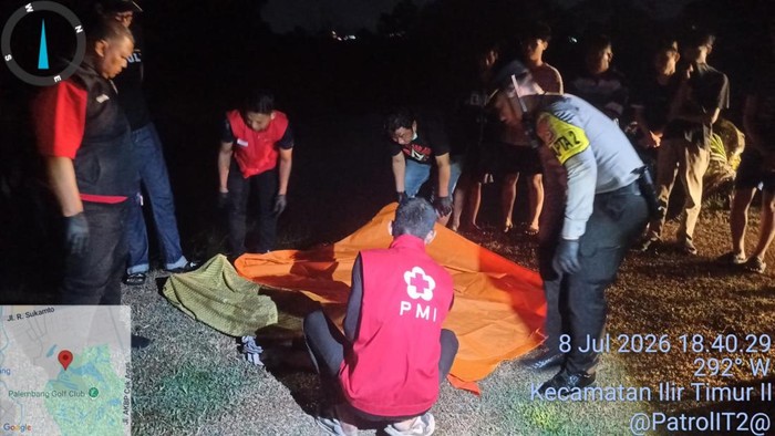 Tim gabungan mengevakuasi jenazah korban yang tewas tenggelam di danau golf Kenten