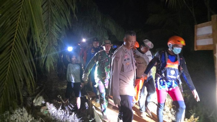 Tim SAR Gabungan Polda Sumsel Evakuasi Jenazah Pria di Perairan Tungkal