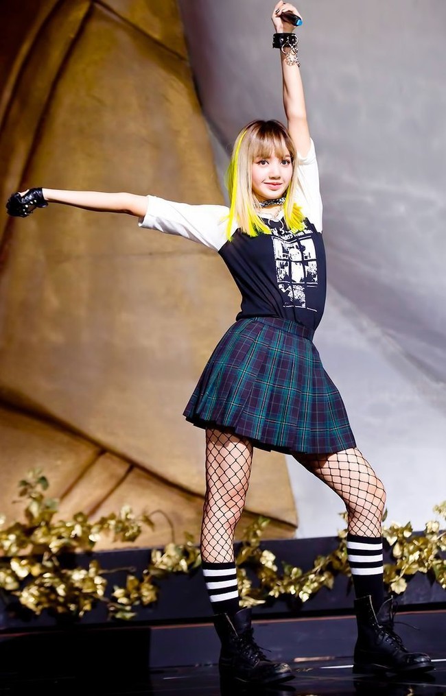 Tampil ikonik dengan rambut pirang sebahu dan berponi. Lisa langsung menjadi salah satu personel BLACKPINK paling standout saat memulai debut pada 2016. Foto: Instagram