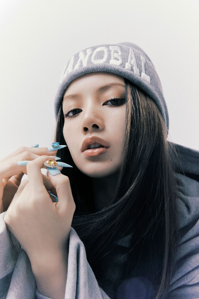 Setelah Jennie dan Rose, giliran Lisa yang memulai debut solonya dengan lagu LALISA. Ia sukses memecah rekor video klip solois yang paling banyak ditonton dalam waktu 24 jam, mengumpulkan 73,6 juta penonton. Foto: Instagram