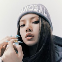Setelah Jennie dan Rose, giliran Lisa yang memulai debut solonya dengan lagu LALISA. Ia sukses memecah rekor video klip solois yang paling banyak ditonton dalam waktu 24 jam, mengumpulkan 73,6 juta penonton. Foto: Instagram