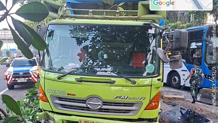 Truk Tabrak Pembatas Jalan Tol di Gatot Subroto, Lalin Macet (Dok TMC Polda Metro).