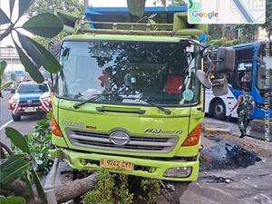 Truk Tabrak Pembatas Jalan Tol di Gatot Subroto, Lalin Macet