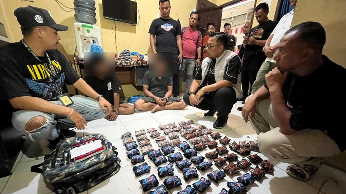 Petugas kepolisian usai menangkap kedua pelaku peredaran vape narkoba di Medan