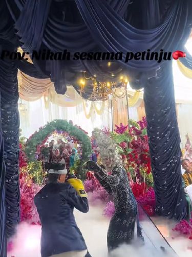 Viral di medsos! Aksi tinju pengantin di Jambi yang jadi sorotan ternyata merupakan konsep pernikahan impian yang sudah mereka dambakan sejak lama.