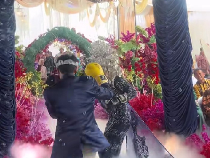 Viral di medsos! Aksi tinju pengantin di Jambi yang jadi sorotan ternyata merupakan konsep pernikahan impian yang sudah mereka dambakan sejak lama.