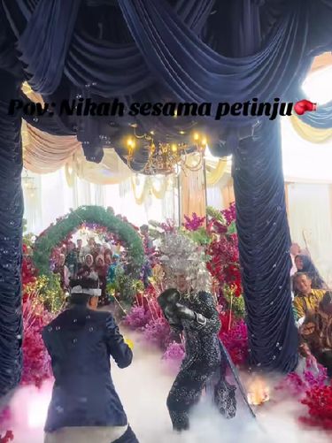 Viral di medsos! Aksi tinju pengantin di Jambi yang jadi sorotan ternyata merupakan konsep pernikahan impian yang sudah mereka dambakan sejak lama.