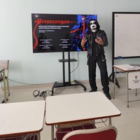 Totalitas! Mahasiswa Purwokerto Viral Sidang TA Pakai Kostum Black Metal